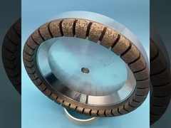 গ্লাস এজ প্রসেসিং মেশিনে গ্লাস পোলিশিং পাউডার দিয়ে গ্লাস পৃষ্ঠের পলিশিং